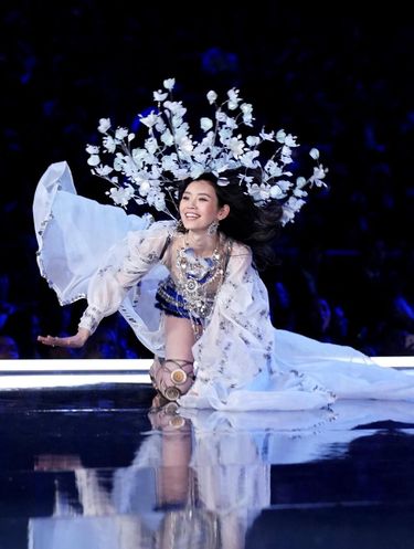 Momen Model Jatuh di Catwalk Disiarkan, Victoria's Secret Diprotes Netizen