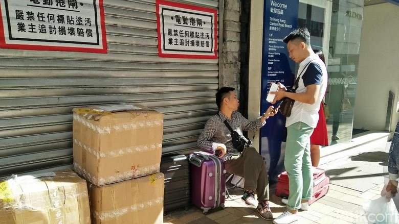 Penjual iPhone X kaki lima dan pembelinya di Hong Kong (Bonauli/detikTravel) Penjual iPhone X kaki lima dan pembelinya di Hong Kong (Bonauli/detikTravel)