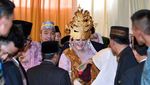 Lirikan Bobby Nasution ke Kahiyang Saat Manortor Berdua