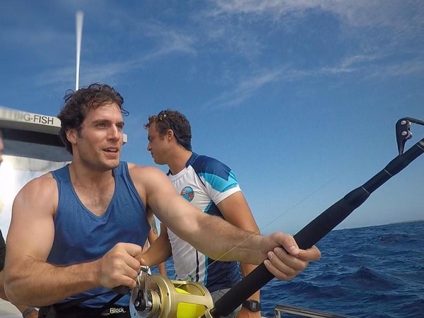 Selain jalan-jalan, aktor kelahiran Inggris ini juga suka memancing dan diving lho! (henrycavil/Instagram)