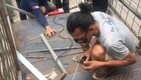 Tukang las dikerahkan untuk pengerjaan penambalan anak tangga JPO Kampung Bandan yang berlobang itu. Pengelasan berjalan selama 2 jam. (Foto: Indra Komara/detikcom)