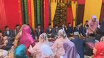 So Sweet! Saat Kahiyang dan Bobby Suap-suapan di Acara Adat