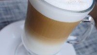 Jumlah kafein yang terkandung di kopi ini sama, yaitu 150 mg. Cappuccino juga dibuat dengan bahan-bahan yang sama seperti Grande Caffe Latte. Foto: Istimewa