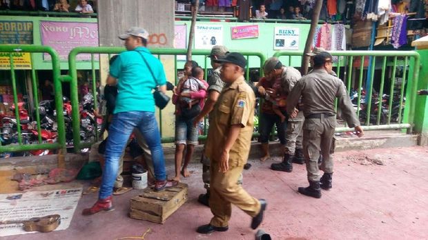 Keberadaan mereka dianggap meresahkan warga.