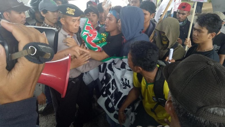 Tuntut Setop Komersialisasi Kampus, Aksi Mahasiswa Makassar Ricuh Tuntut Setop Komersialisasi Kampus, Aksi Mahasiswa Makassar Ricuh