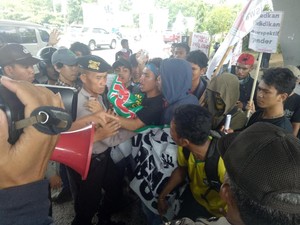 Tuntut Setop Komersialisasi Kampus, Aksi Mahasiswa Makassar Ricuh