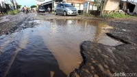 Penampakan jalan yang rusak di Jalan Letda Natsir, Bojongkulur.