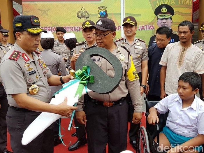 Polisi Bojonegoro Pengantar Anak Difabel Diganjar Penghargaan