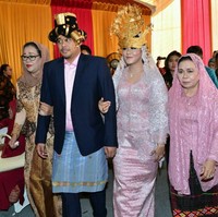 Bulang Batak Mandailing memiliki keunikan tersendiri. Bak mahkota, namun bulang menjulang tinggi. Biasanya disebut bulang horbo karena terdiri dari tujuh tingkat. Pada bagian bawahnya, terdapat semacam rantai yang menjuntai di area mata sehingga mirip bingkai (frame) kacamata. Foto: Media Center Kahiyang-Bobby