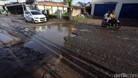 Banyak lubang yang menyulitkan pengendara melintas.