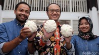 Pengamat Politik Charta Politika Yunarto Wijaya (tengah) didampingi Koordinator Divisi Korupsi Politik Indonesia Corruption Watch (ICW) Donal Fariz (kiri) dan moderator Almas Safrina (kanan) memegang bakpao.