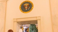 Proses pemasangan pohon natal di Gedung Putih. Foto: Instagram @realdonaldtrump