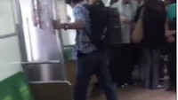 Sementara penumpang lain tanpa panik dan ketakutan. Mereka tidak menyangka bahwa akan ada ular yang ikut naik bersama di KRL itu.