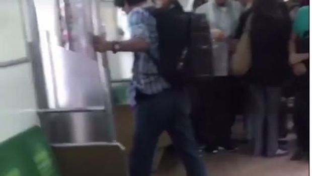 Lalu, ular itu dibuang ke luar kereta yang posisinya sedang berhenti di peron.