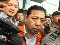 Novanto saat keluar dari Gedung Merah Putih selesai menjalani pemeriksaan.