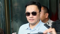 Farhat Abbas juga punya drama asmara luar biasa empat tahun lalu. Dia mengambil Regina dari Ilal Ferhad. Saat itu Regina masih terikat dalam pernikahan dengan Ilal. Foto: Grandyos Zafna