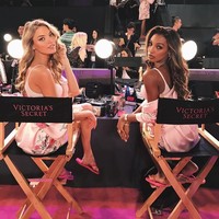 Pemandangan backstage seperti ini tentu sudah tak asing lagi. Dari tahun ke tahun, kimono dan sandal serba pink memang menjadi seragam para model Victorias Secret saat siap-siap di belakang panggung. Foto: Instagram