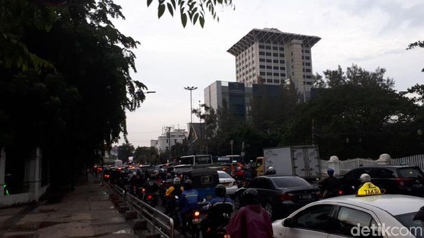 Pohon Tumbang di Samping Istiqlal Timpa 1 Motor dan 1 Bajaj