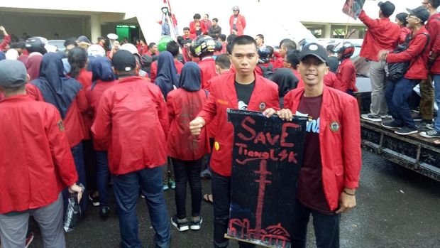 Mahasiswa Unhas Tuntut Setnov Mundur dari Ketua DPR