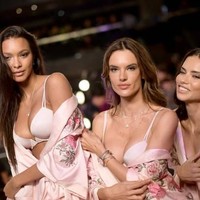 Di sela persiapan, mereka pun tentu tetap menyempatkan diri untuk foto-foto. Foto: Getty Images