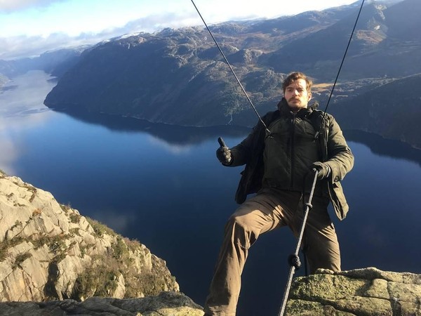 Selain berani di dalam aksi-aksi filmnya, dia juga memacu adrenalin di dunia nyata. Seperti aksinya yang berada di tebing ketinggian 604 meter ini (henrycavil/Instagram) Selain berani di dalam aksi-aksi filmnya, dia juga memacu adrenalin di dunia nyata. Seperti aksinya yang berada di tebing ketinggian 604 meter ini (henrycavil/Instagram)