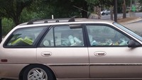 Tapi ada kalanya barang yang disimpan menumpuk dan malah jadi sampah. Mobil pun berubah menjadi tempat sampah jalanan. Ih jorok! Foto: Reddit