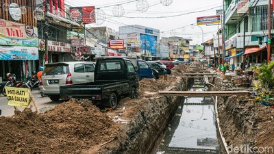Proyek Galian di Pasar Lama Ganggu Aktivitas