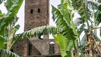 Menara masjid yang belum terkena renovasi.