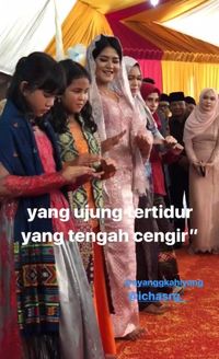 Kahiyang saat prosesi adat. 