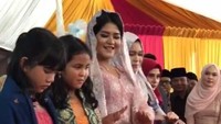 Kahiyang yang tampil cantik memakai kebaya warna merah muda diminta manortor di teras rumah di lokasi acara, Jalan STM, Medan.