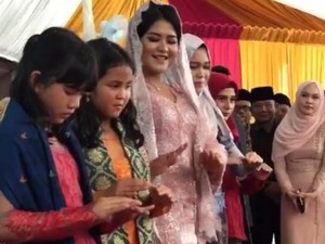 Kahiyang Ayu Menari Tortor Usai Jadi Boru Siregar