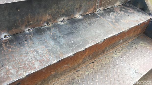 Ditambal Pelat Baja, JPO Kampung Bandan Tak Lagi Bolong