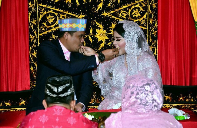 Setelah sebelumnya sempat dikritik netizen bahwa makeup Kahiyang pada acara resepsi pernikahan di Solo kemarin mirip hantu, tentunya riasan wajahnya kali ini sangat terlihat cantik. Foto: Media Center Kahiyang-Bobby