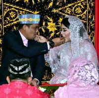 Setelah sebelumnya sempat dikritik netizen bahwa makeup Kahiyang pada acara resepsi pernikahan di Solo kemarin mirip hantu, tentunya riasan wajahnya kali ini sangat terlihat cantik. Foto: Media Center Kahiyang-Bobby