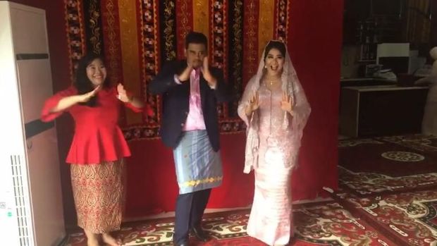 Kahiyang-Bobby bersama sahabat. 