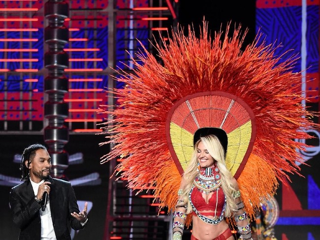 Pada fashion show Victoria’s Secret 2017, Candice Swanepoel menjadi model pembuka. Model 29 tahun itu berjalan di catwalk memakai bra dan underwear merah. Foto: Matt Winkelmeyer/Getty Images for Victorias Secret