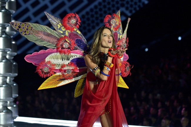 Alessandra Ambrosio di Fashion Show Victoria’s Secret 2017, Shanghai, China, Senin (20/11/2017) malam. Foto: Matt Winkelmeyer/Getty Images for Victorias Secret