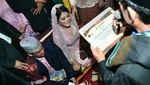Senyum Merekah Putri Jokowi Saat Terima Sertifikat Boru Siregar