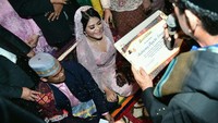 Tetua adat membacakan sertifikat yang menyatakan bahwa Kahiyang resmi menjadi boru Siregar. Sertifikat itu dibacakan di depan Kahiyang (Foto: Media Center Kahiyang-Bobby)
