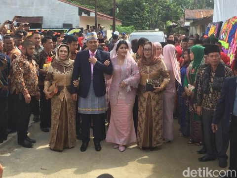 Pesona Kahiyang Ayu Berkebaya Pink di Upacara Adat Pemberian Marga