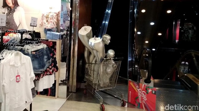 Tenggelamnya Matahari di Taman Anggrek, Pesta Diskon Buat Shopaholic