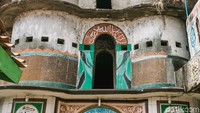 Berlokasi di Kampung Bayur, Priuk Jaya, Jatiuwung, Kabupaten Tangerang, Banten. Masjid ini dibangun pada tahun 1978.