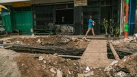 Tak hanya pengendara kendaraan, para pedagang juga mengeluh terganggu oleh proyek ini.