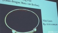 Gelang plat emas dengan mata 128 berlian ini dihargai dengan nilai limit Rp 35.014.000.