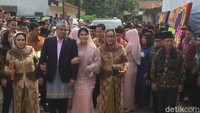 Kahiyang dan Bobby lalu berjalan masuk ke lokasi. Ketika masuk, sejumlah orang yang menyambut teriak Horas!