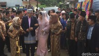 Turun dari mobil, Kahiyang dan Bobby tampak berbincang dengan keluarga sebelum masuk ke lokasi.