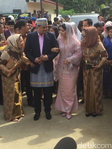 Kahiyang Ayu Cantik Berkebaya Pink di Upacara Adat Pemberian Marga