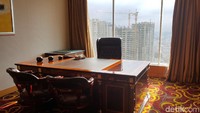 Presidential Suite juga memiliki ruang kerja atau ruang belajar dengan sebuah meja kayu besar. Pemandangan latarnya adalah Kota Medan dari ketinggian (Odilia/detikTravel)
