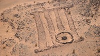 Arkeolog yang baru saja pensiun dari University of Western Australia ini, menemukan bangunan-bangunan misterius itu dengan citra satelit Google Earth di ‘ujung jarinya’. (Foto: Dok. David Kennedy via The New York Times)