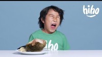 Ekspresi anak lelaki ini begitu sangat terkejut ketika disodorkan dengan buah durian. Aromanya sungguh khas dan tajam! Foto: Istimewa